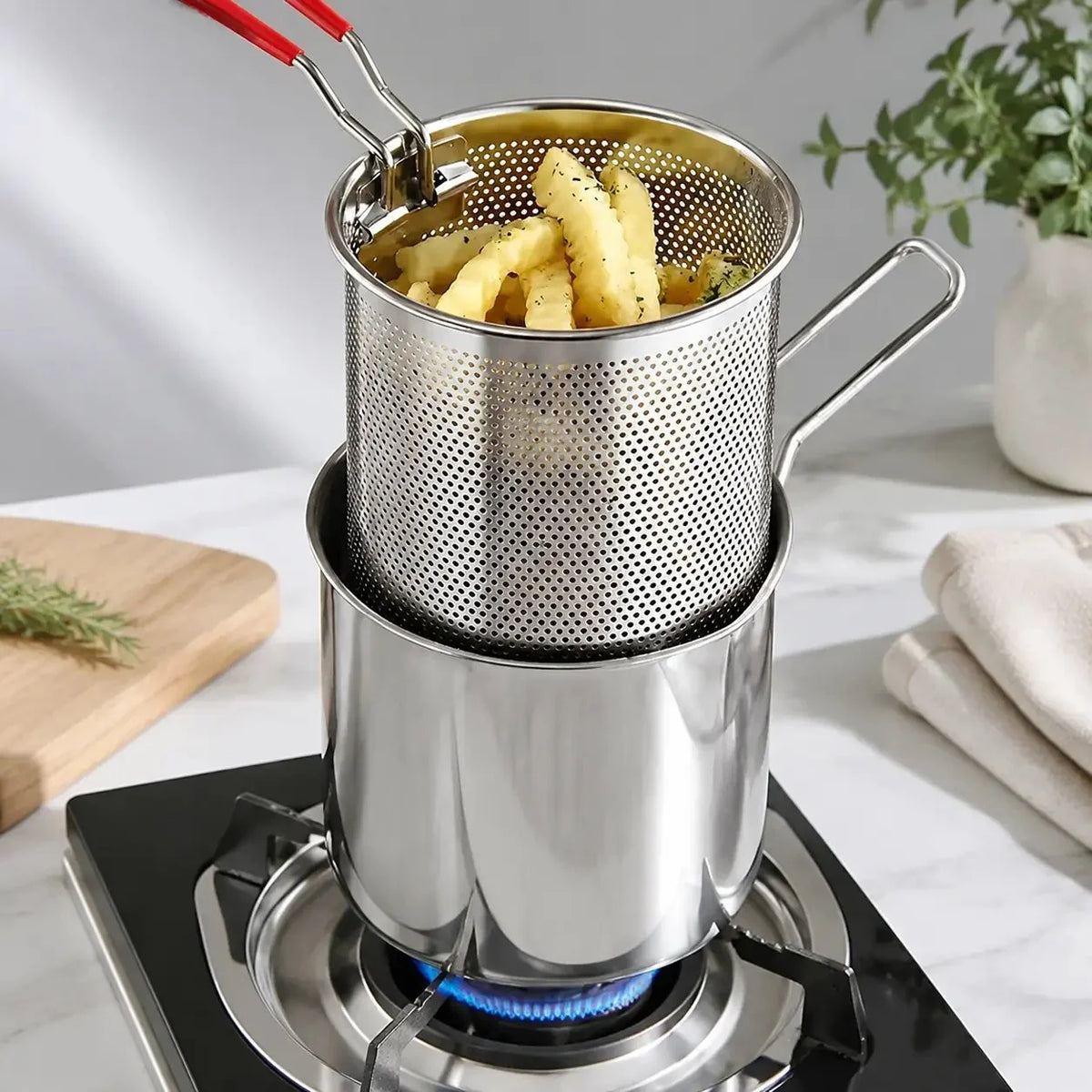 Space-Saving Restaurant-Quality Crispy Frying at Home Compact
